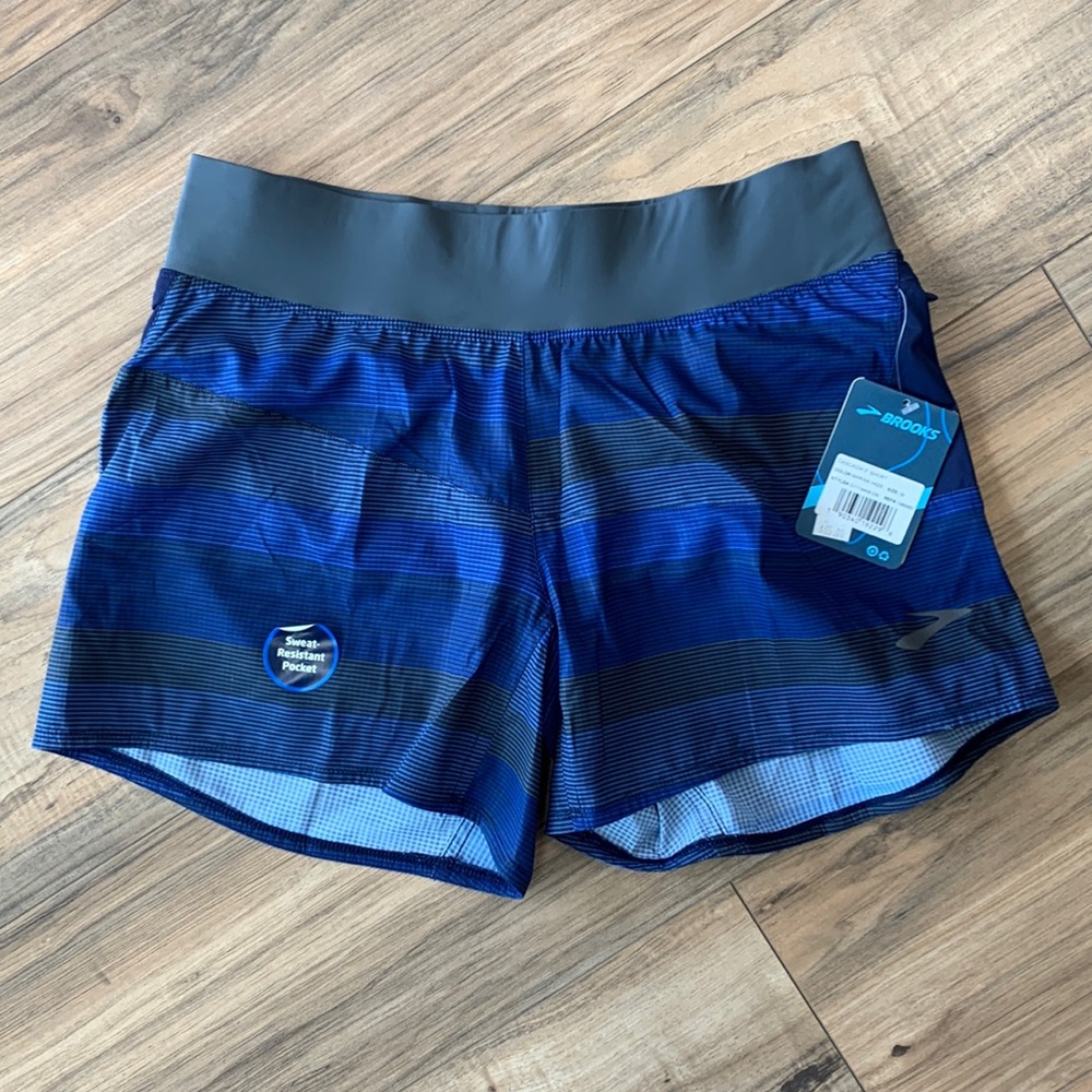 Brooks cascadia 5” short marina haze size M